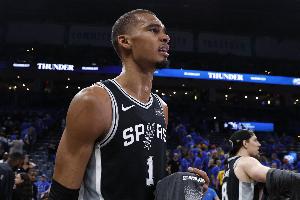 米奇：文班能从容面对外界期待&舆论 始终把球队利益放在首位