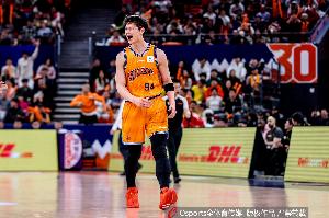 强硬！王哲林半场9中6砍15分7板&两项数据领跑全队 压哨补篮反超